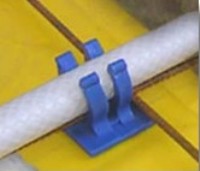 Prichytka-plastova-20-k-podlah-rur-na-kari-rohoz